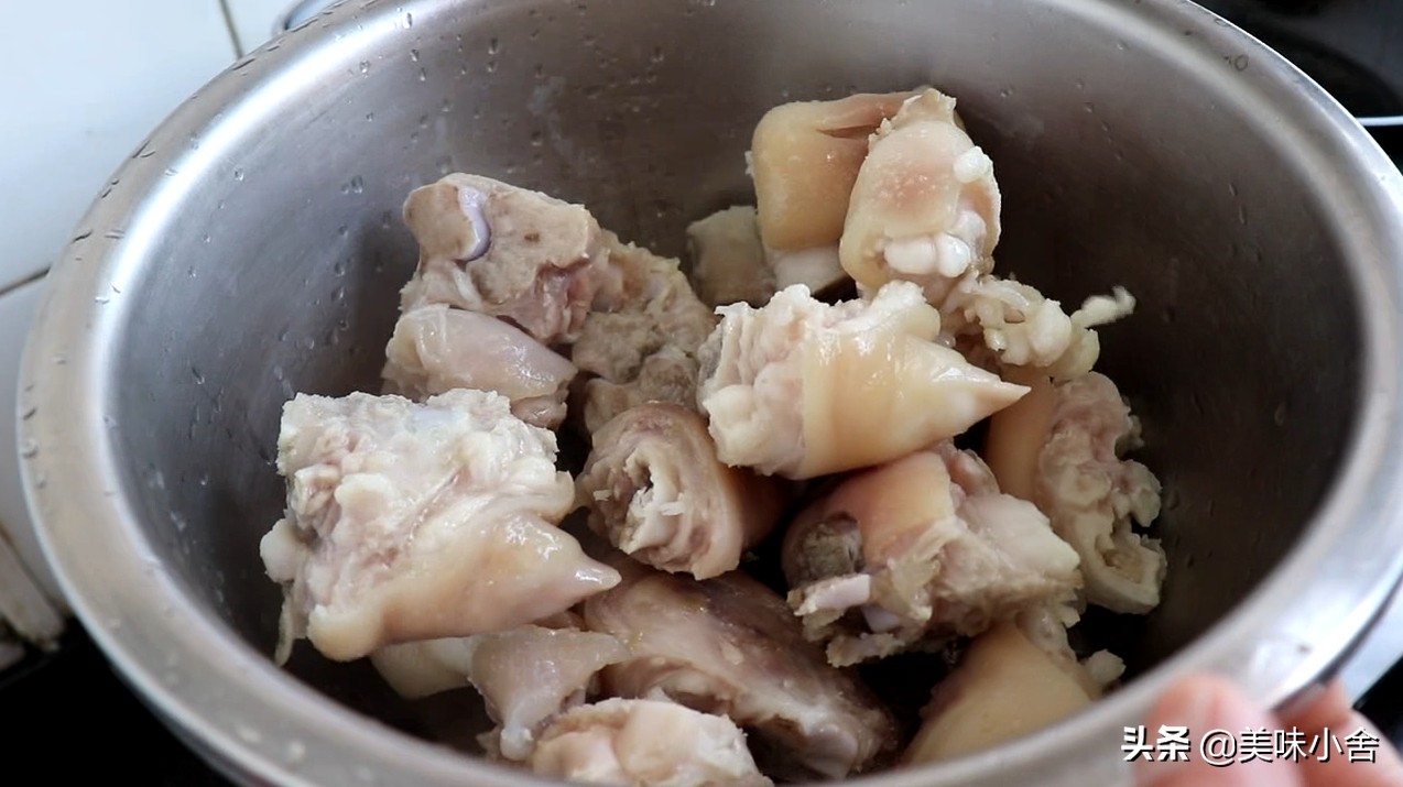 猪蹄这样做太好吃了，Q弹软烂入味，酱香十足，女人多吃对身体好