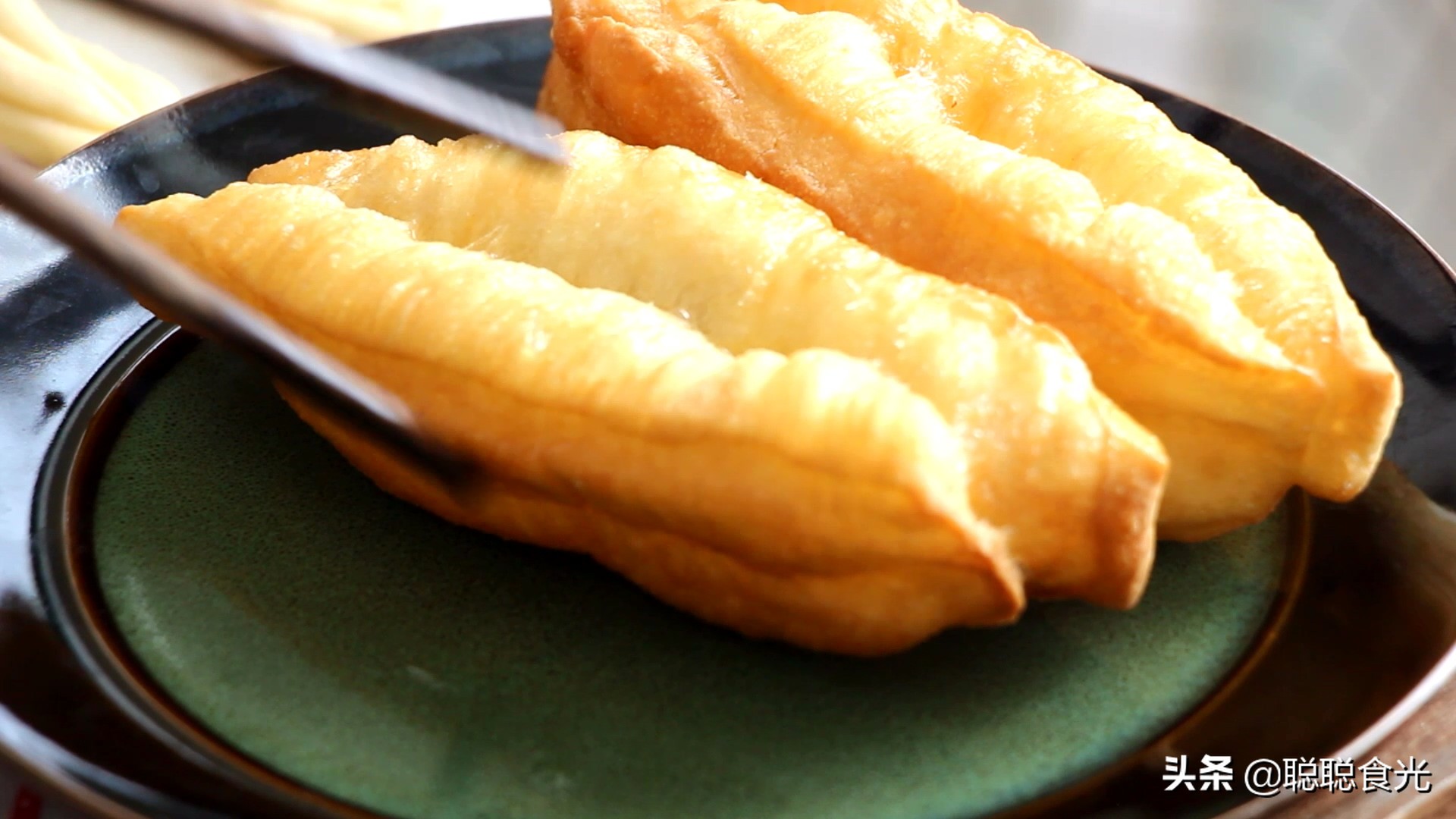 油条怎么炸没有酵母粉,炸油条什么面粉炸出来最酥脆蓬松