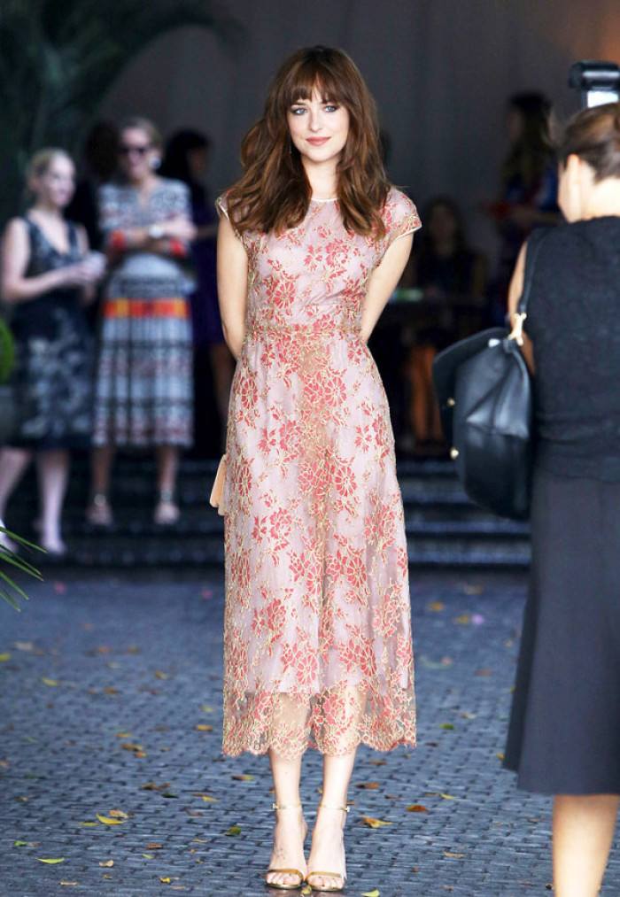 蕾丝裙怎么穿出高级感,白色长蕾丝裙怎么穿好看