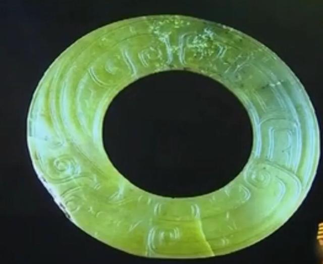 年轻女子拿玉环给专家鉴定，专家：媲美和氏璧！