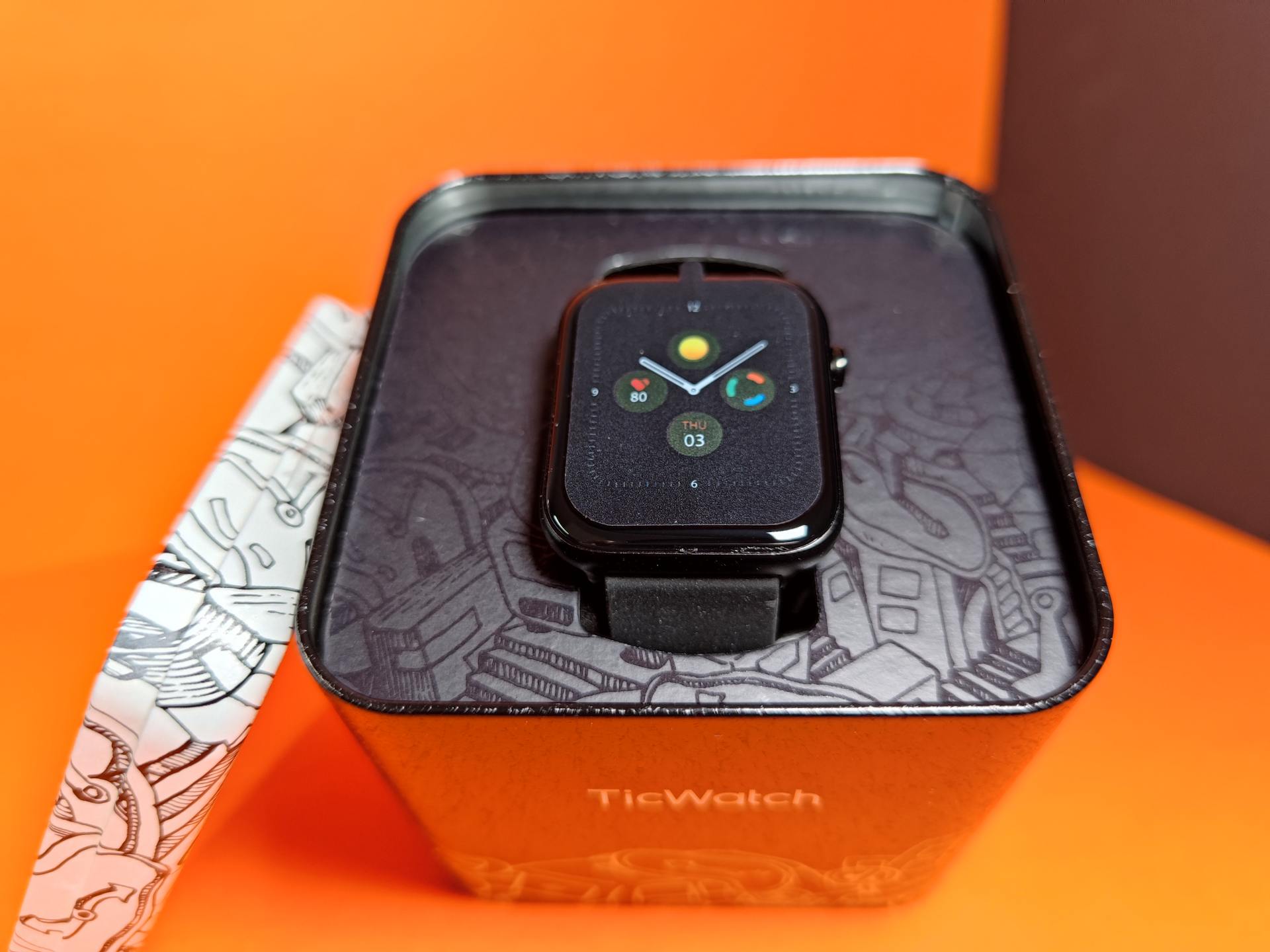 能测气温气压的智能手表,可监测体温和血糖的手表