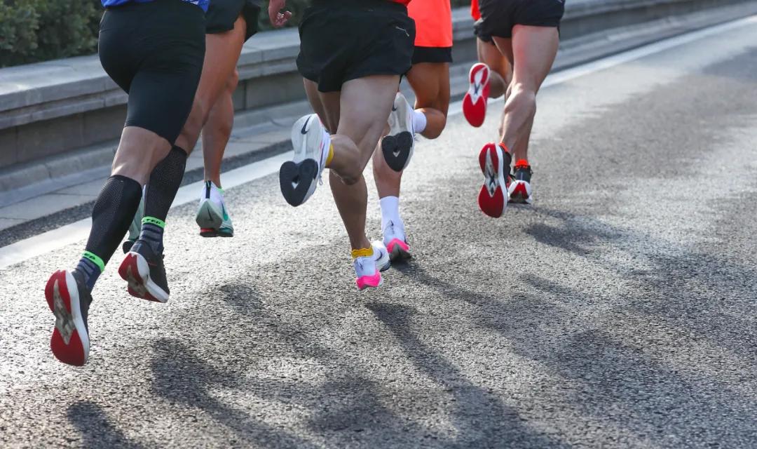 穿什么跑|台北马拉松前100名的精英选手都穿什么跑鞋