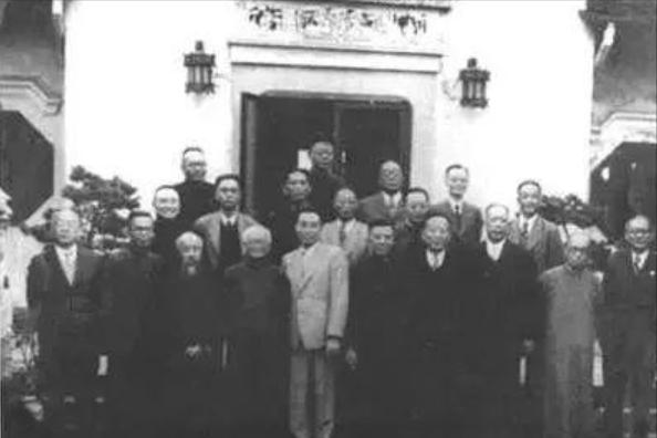 周总理最后2年，体重61斤平均40天一场手术，临终前苦等发妻