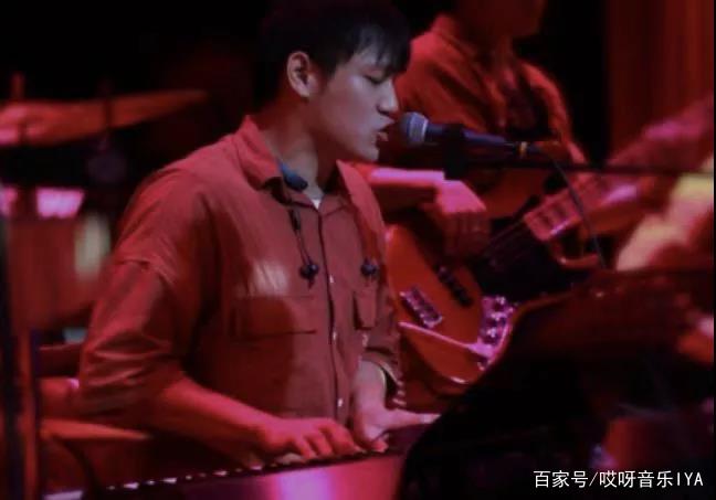 从小镇记者到胡桃里键盘手，他用一年时间挣脱命运的枷锁