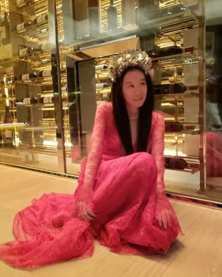 72岁婚纱女王王薇薇生日照曝光,婚纱女王王薇薇72岁素颜照