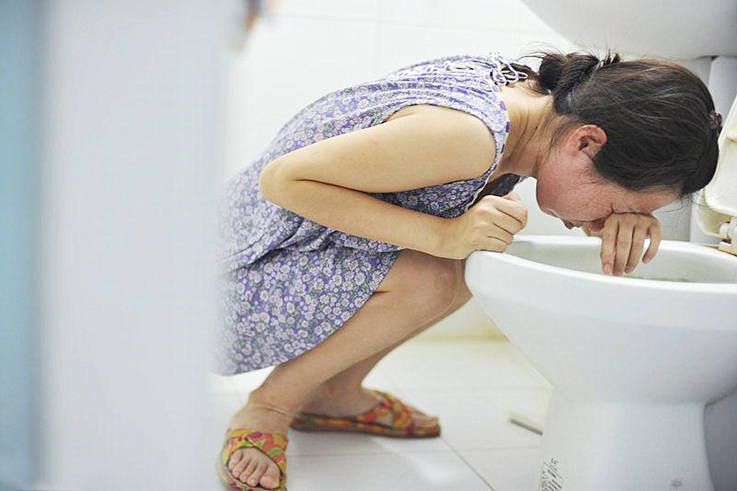 孕吐厉害的孕妈都有哪些特征,早期孕吐严重代表什么