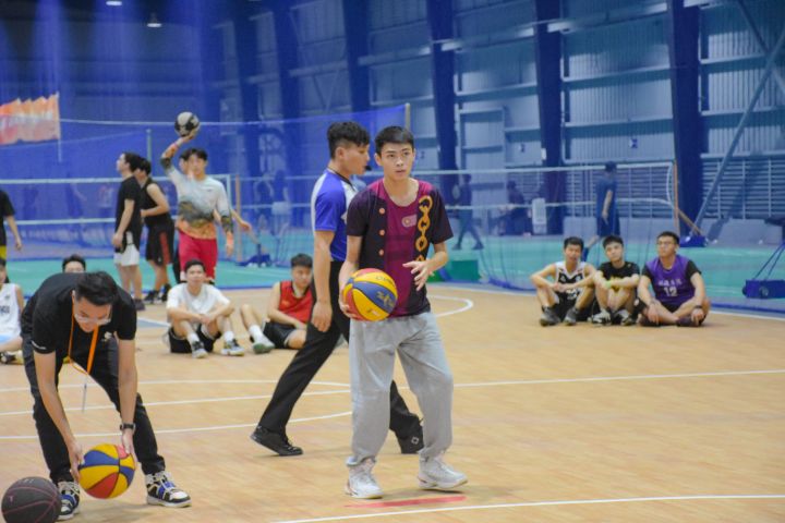 在叩丁狼1024怎么过？当然是“打爆”校长，挑战高颜值篮球博主