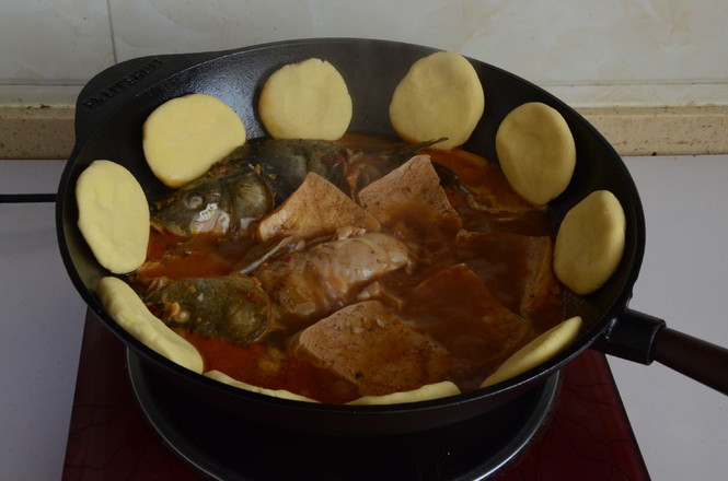 东北铁锅炖鱼正宗做法视频,东北铁锅炖鱼最正宗的做法