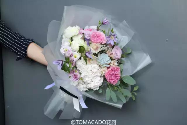 她在北京开了一家可以吃的花店，受众人追捧，还引来了李健