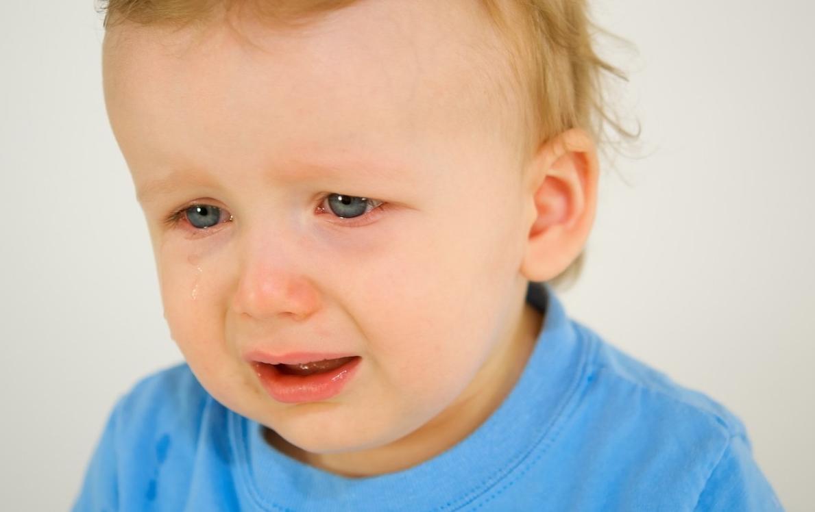 宝宝喜欢发呆是太笨？新生儿这4种表情是聪明的表现，包括发呆