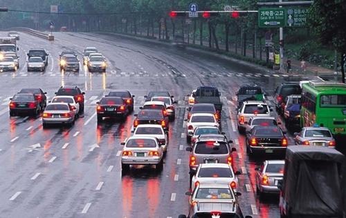 前车发生故障走不了,我们压着旁边的白实线通过会被判为违章吗?