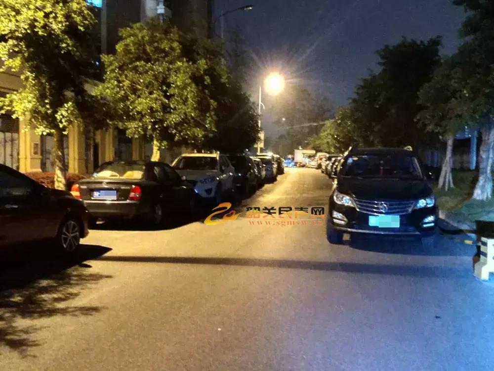 金色江湾这段路车辆乱停,夜晚消防车进出困难……