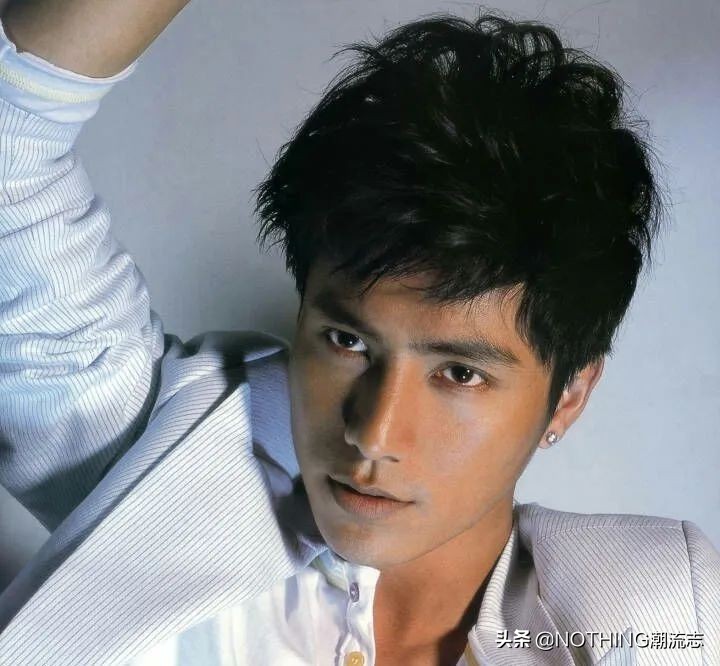 肤色比较黑的男生怎么穿搭,肤色黑的男生适合什么颜色的衣服