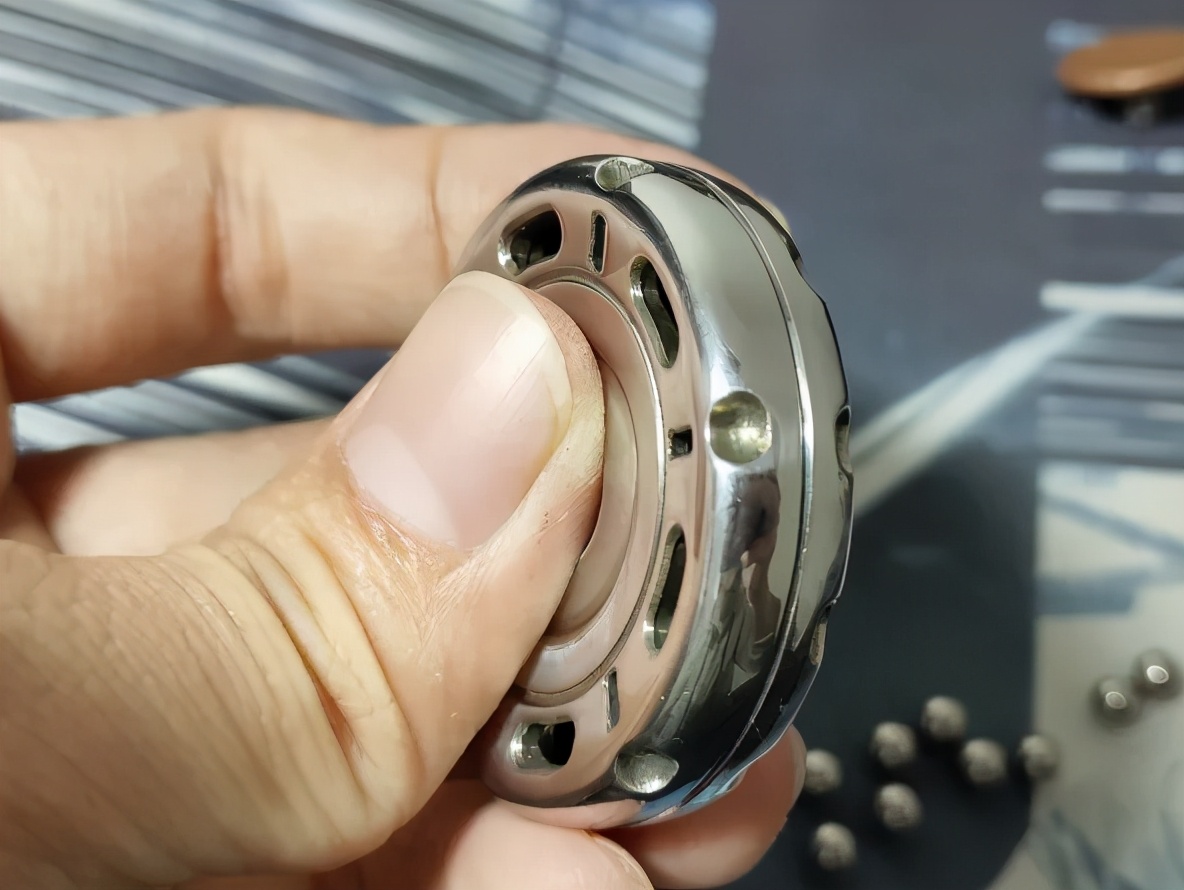 这个指尖陀螺不仅能转，还能啪啪啪？