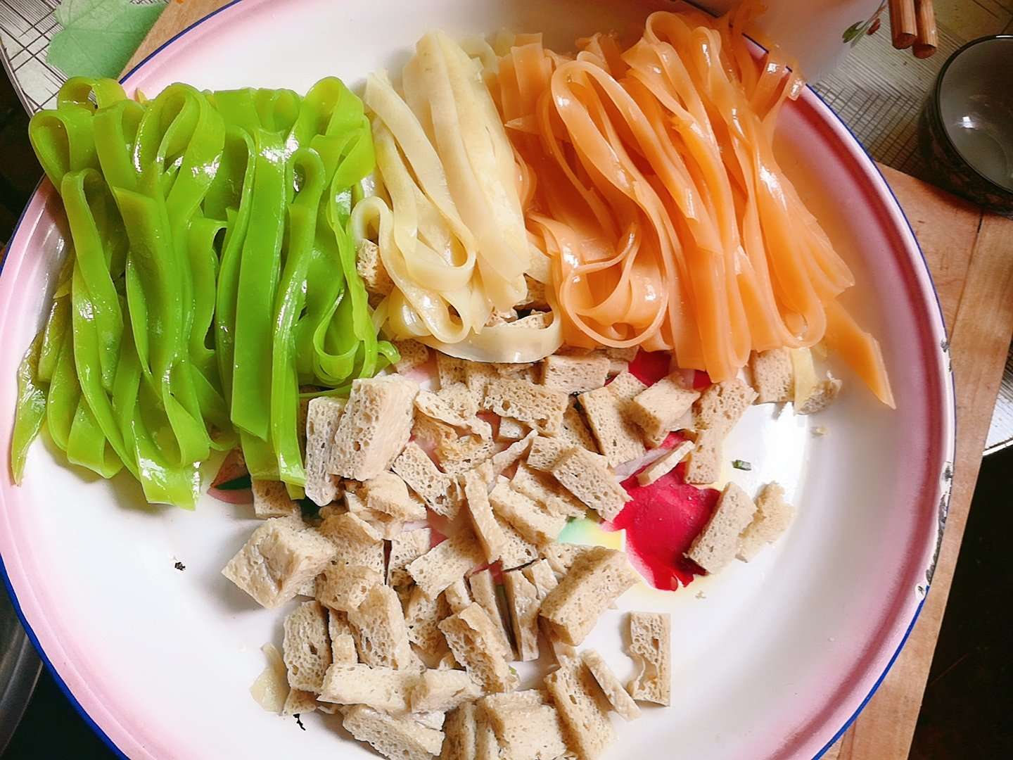 五彩凉皮的做法和配方视频,五彩凉皮的家常做法