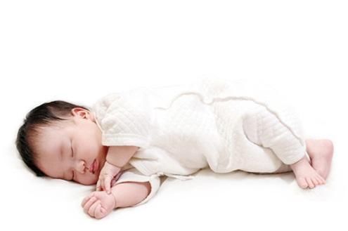 宝宝喜欢歪脖睡觉，是因为习惯还是生病，妈妈应该尽早做好判断