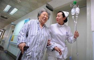 输液手背浮肿怎么消除,手背扎针输液为何手腕瘀血