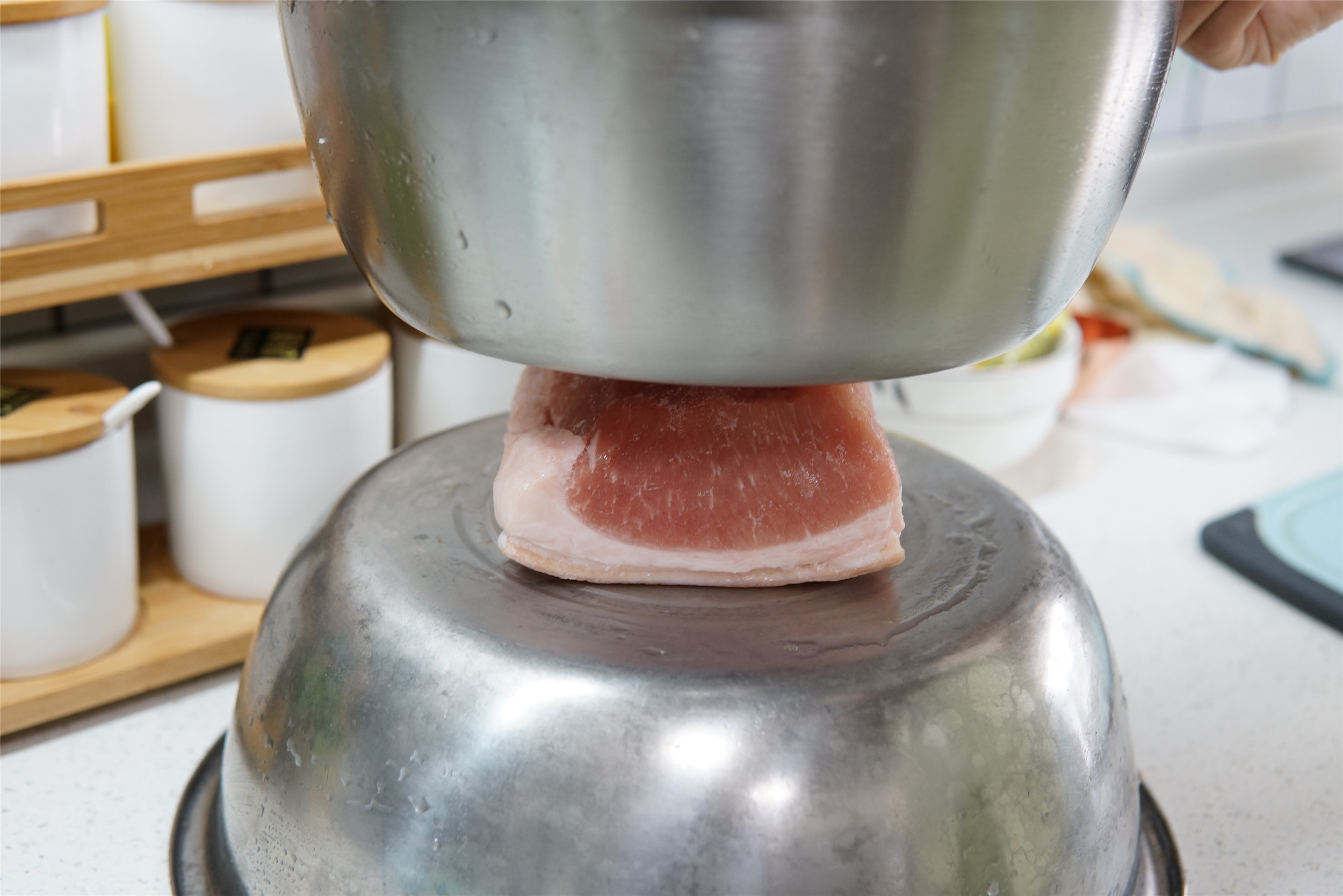 水泡解冻和自然解冻哪个好,冻肉解冻怎么水少