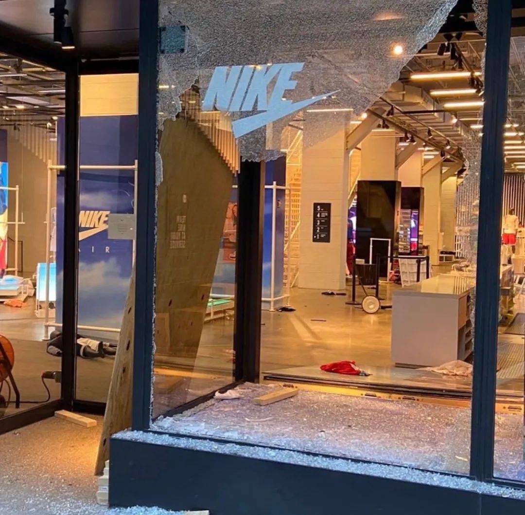 *砸抢打**是美区最新发售方式?黑人做代购真的狂