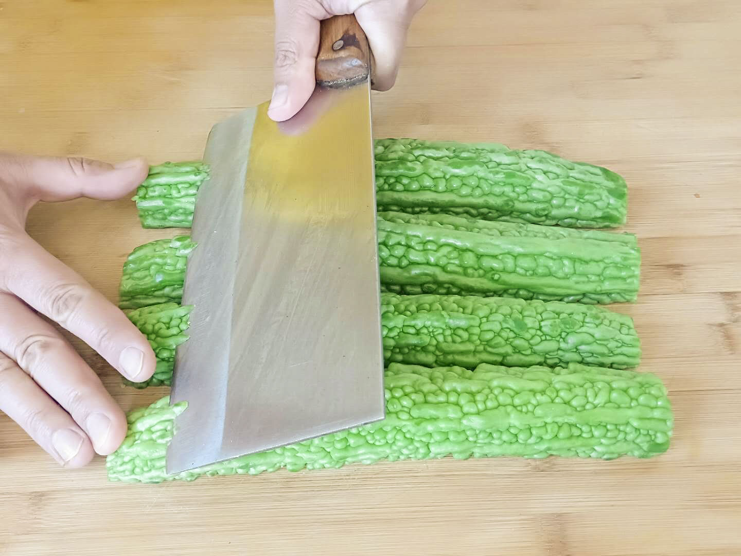 凉拌苦瓜怎么做才不苦又好吃,最简单凉拌苦瓜的最佳做法