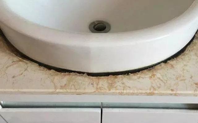 洗手台有缝隙,发黑又发霉?保洁阿姨教你一招,5秒统统划干净
