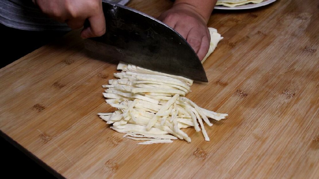 北方人最爱的鸡蛋炒饼,教你北方人爱吃的炒饼丝