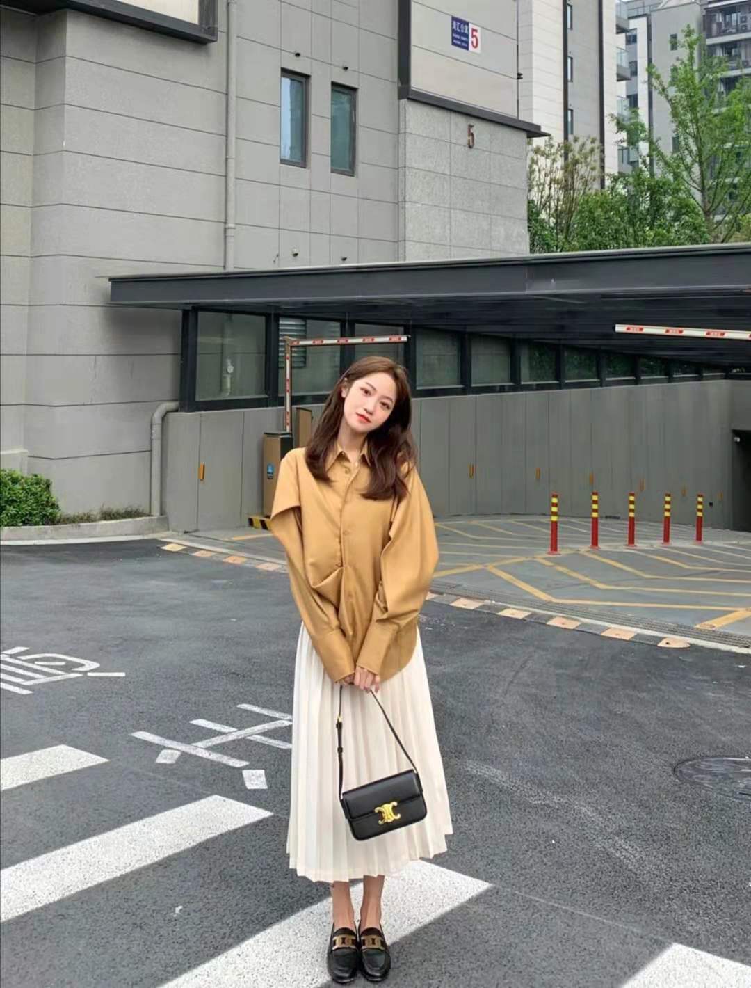 夏天长款半身裙,雾霾蓝长款半身裙子搭配什么上衣