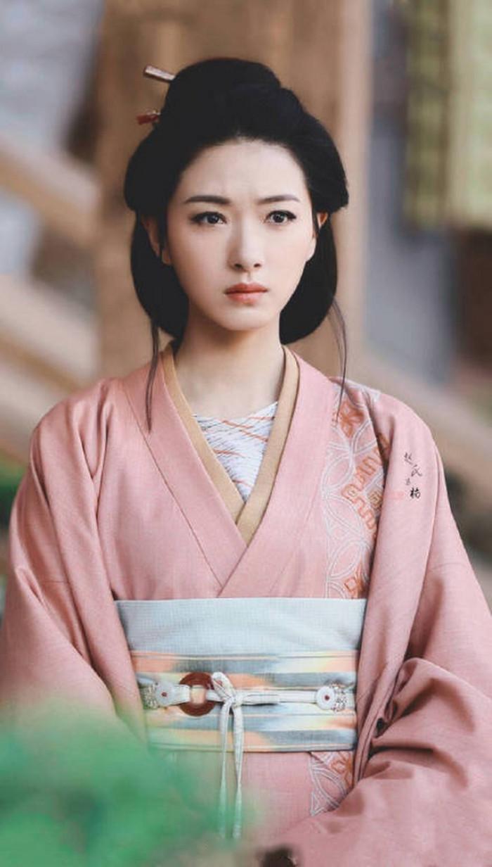 万茜2018年微博晒长发齐腰,万茜颜值巅峰的时候