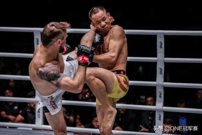 地面锤击TKO！陈磊第二回合不敌美国不败新星