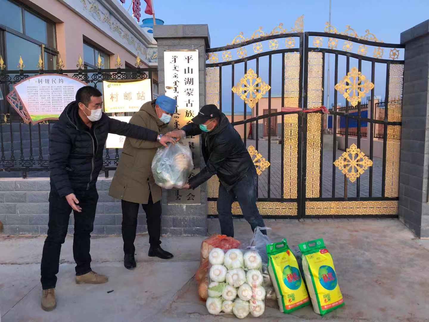 甘州区平山湖蒙古族乡*党**员干部代购物资获农牧民群众竖指点赞