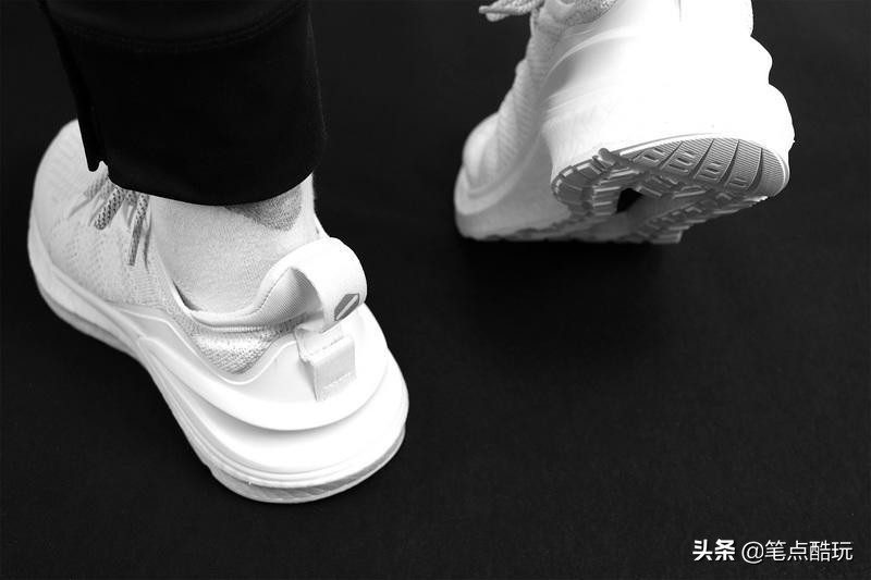 小米爆款运动鞋,小米运动鞋1-4代哪个好