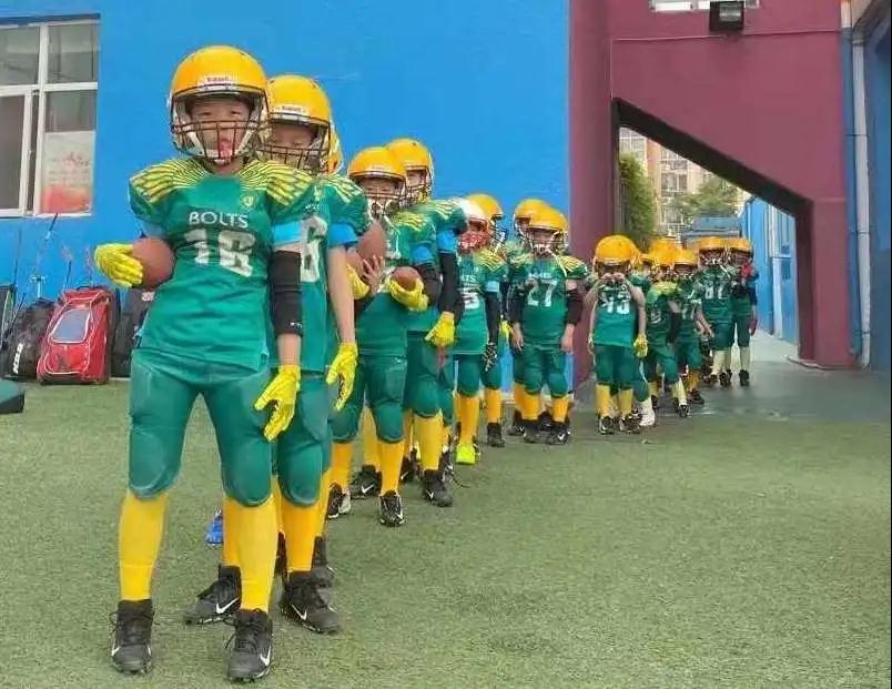 一共有207人参加体操表演,一百多人体育节开场