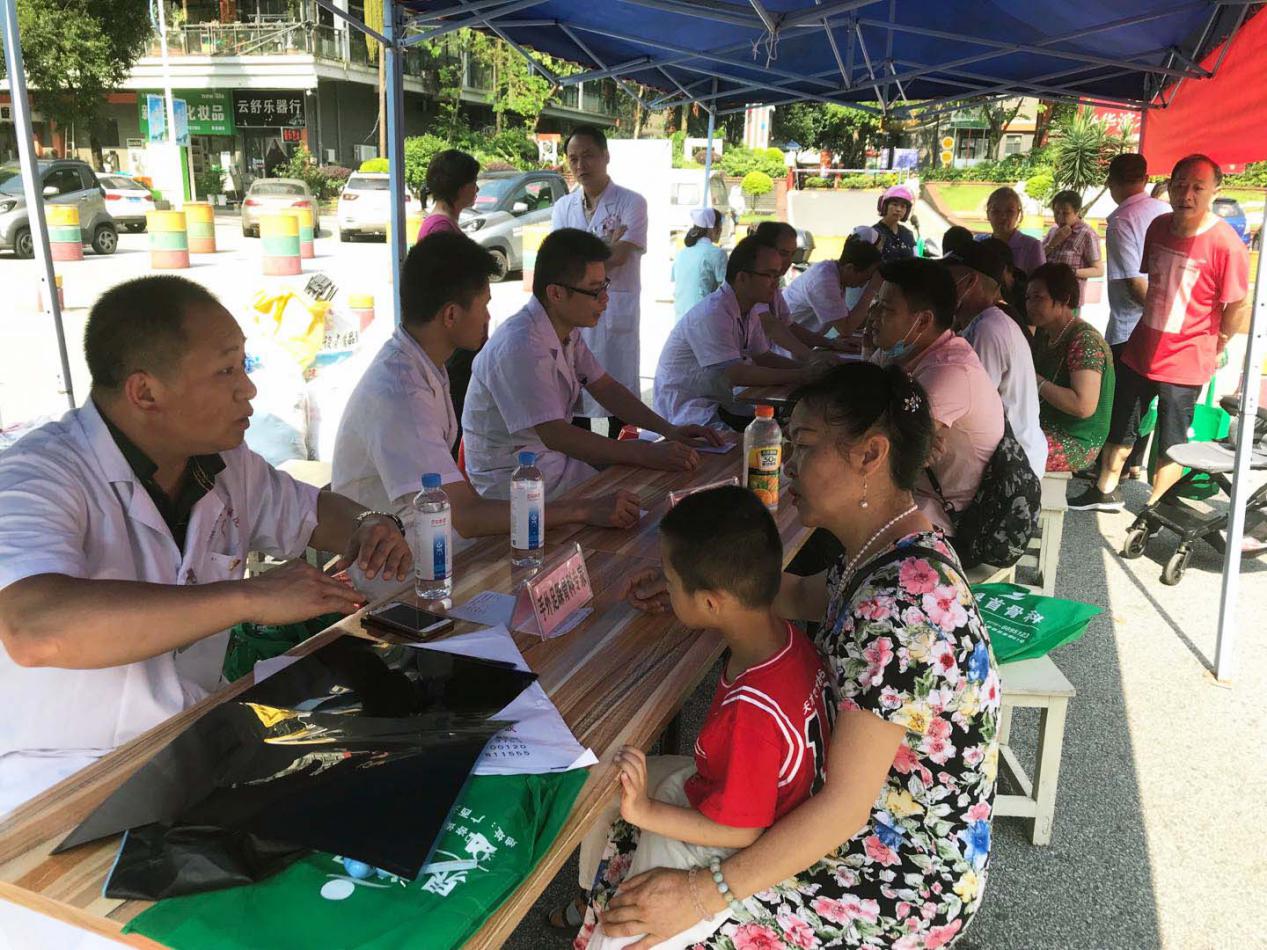 兴安界首骨伤医院一站式服务中心,送医送药送健康爱心义诊进农村