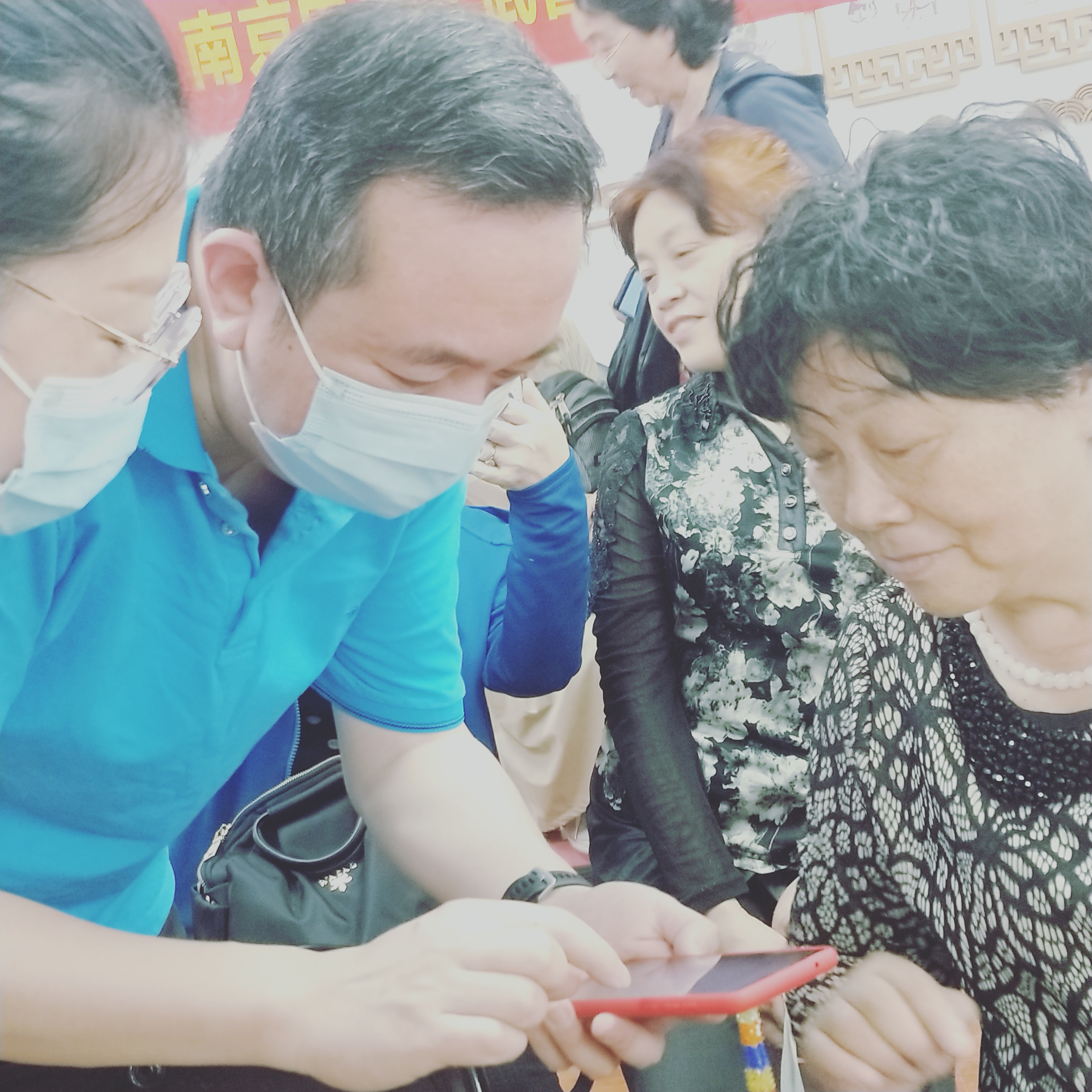 中国电信未来信息馆走进百子亭社区开展老年智能手机使用体验培训