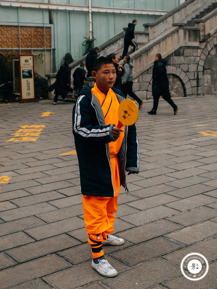 河南嵩山少林寺中心武校,有个很小的孩子在少林寺学武术