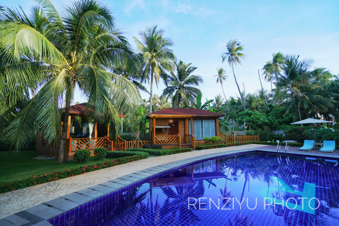 一群年轻人到三亚，摆pose，拍照