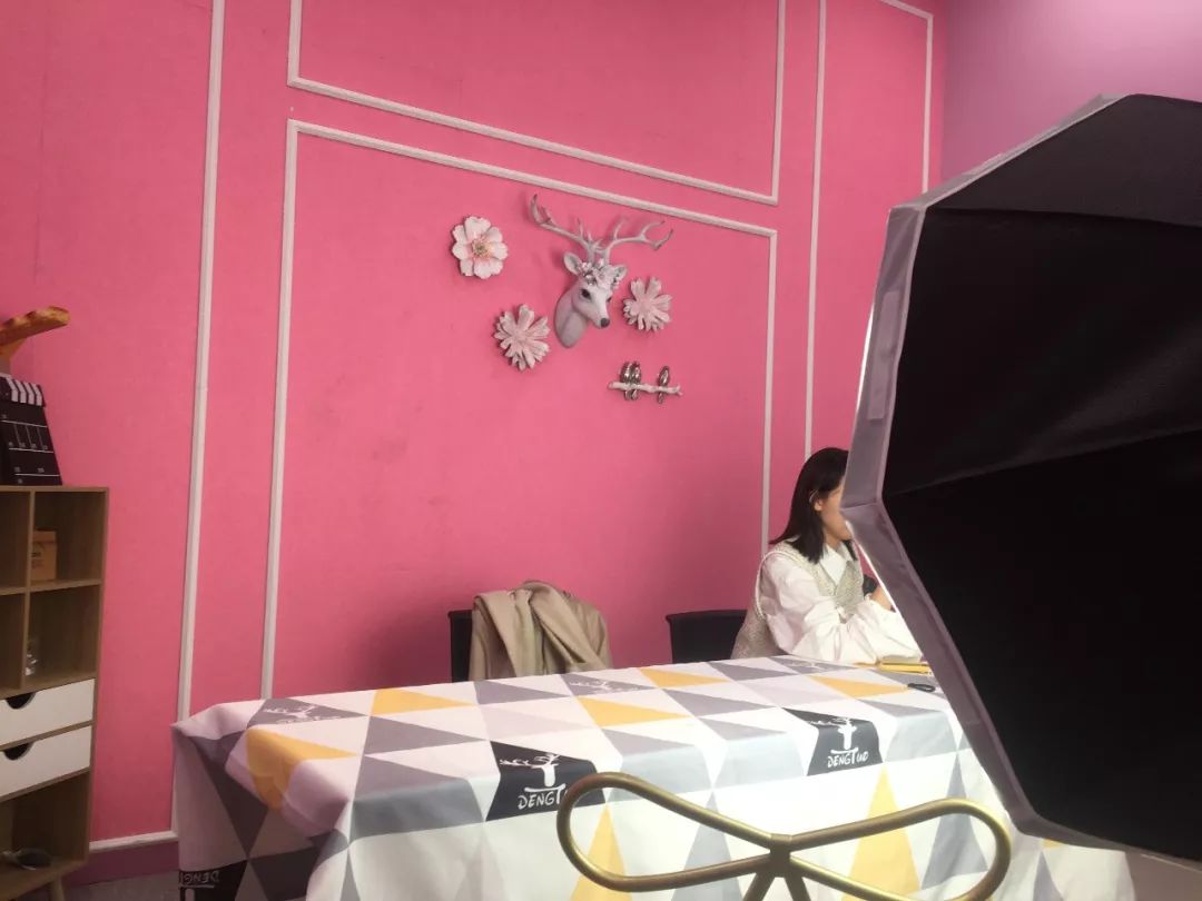 “蜂巢”里的秀场主播:再过5年,想变成李佳琦