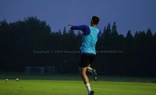 申花新援加练金信煜,申花韩国中锋金信煜有多高