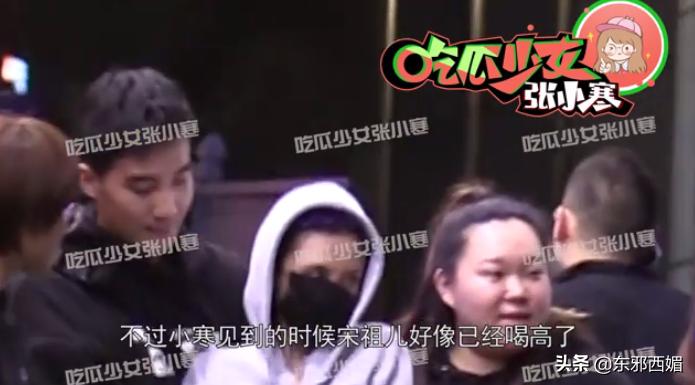 当众踹别人一脚犯法吗,当众踹人违法吗