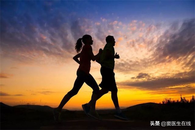 后背肩胛骨一直疼是什么原因,肩胛骨缝痛后背发凉僵硬