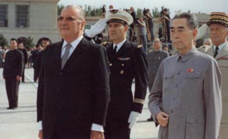 周总理最后2年，体重61斤平均40天一场手术，临终前苦等发妻