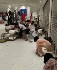 昨天,大型“丧尸”电影,在优衣库真实上演