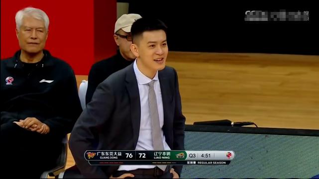 郭艾伦被裁判抱怨,赵睿对郭艾伦的抢断