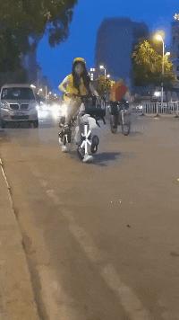 搞笑gif妹子的内心是崩溃的,搞笑gif妹子原来是个逗比