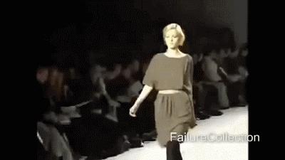 T台模特摔跤*案惨**！隔着屏幕都替她们脚疼