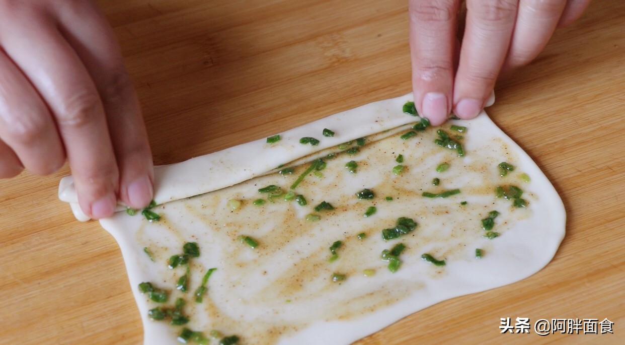 手抓饼柔软筋道层次丰富,爱吃手抓饼原坯