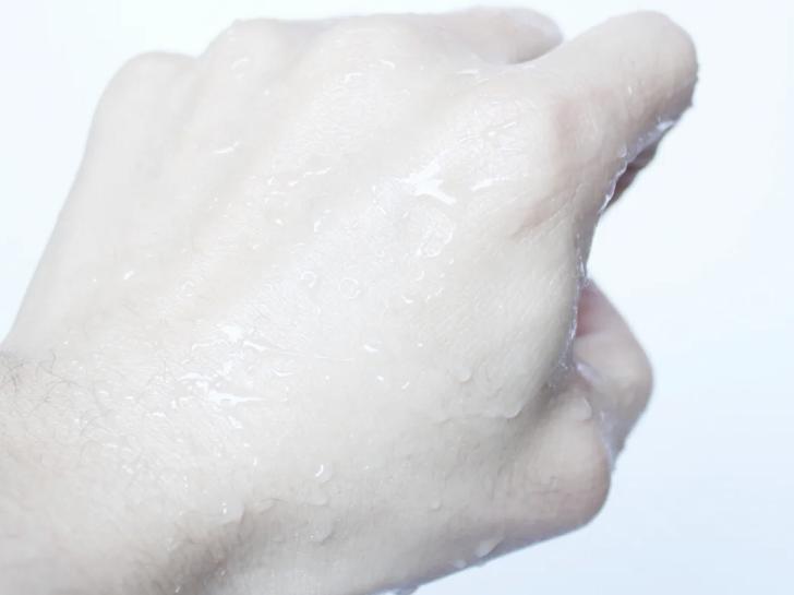 防晒霜评测安耐晒真有那么好,军训用安耐晒还是理肤泉大哥大