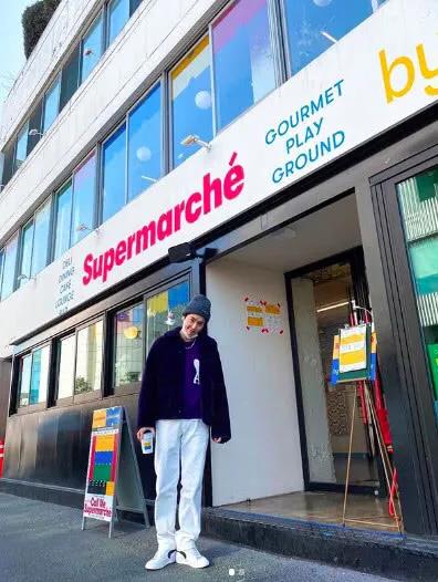 粉丝偶遇EXO队长想要签名没带笔，Suho耐心等待被赞暖心