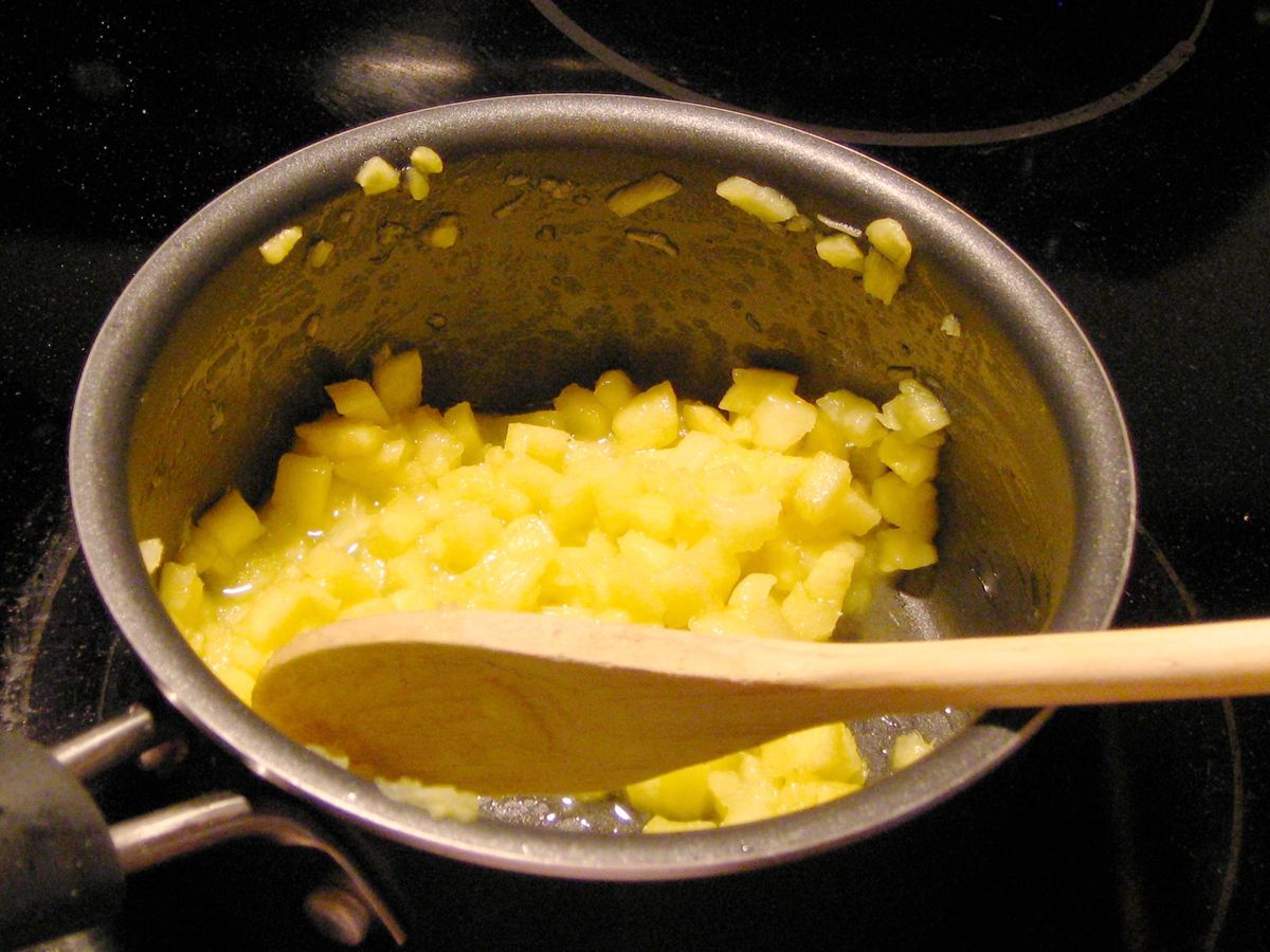 吃菠萝怕过敏扎嘴？营养师：不妨把菠萝煮熟了再吃，口味更丰富