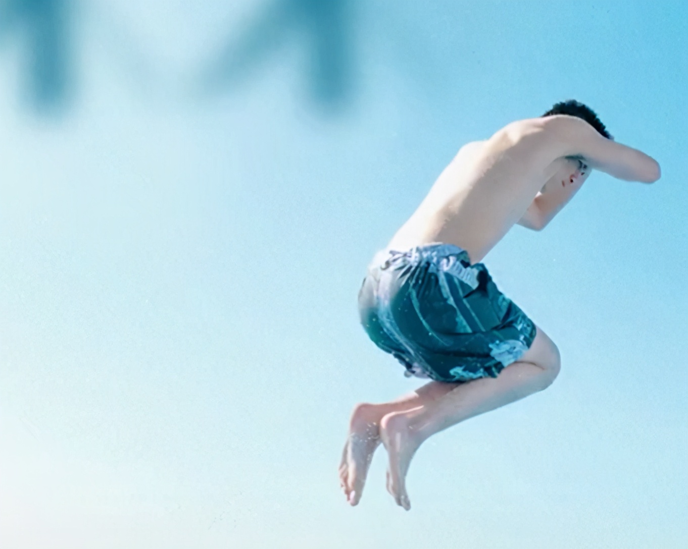 张子枫与吴磊泳池嬉闹！女方穿泳装皮肤白皙，秀出一双纤细胳膊